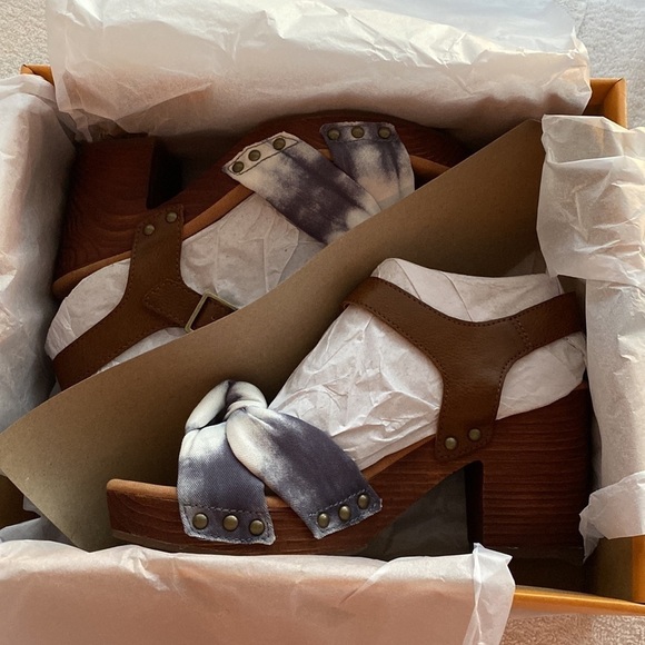 Korks sandal Natalia style knotted front design size 8M 3.5” heel new in box - Picture 8 of 9